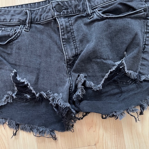 Express Relaxed Low-Rise Shortie - Picture 2 of 4